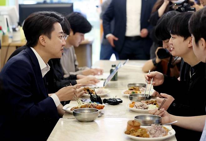 이준석 개혁신당 대선 후보가 24일 서울 동작구 한 한식 뷔페에서 공시생들과 식사를 하며 대화하고 있다. /사진=뉴시스