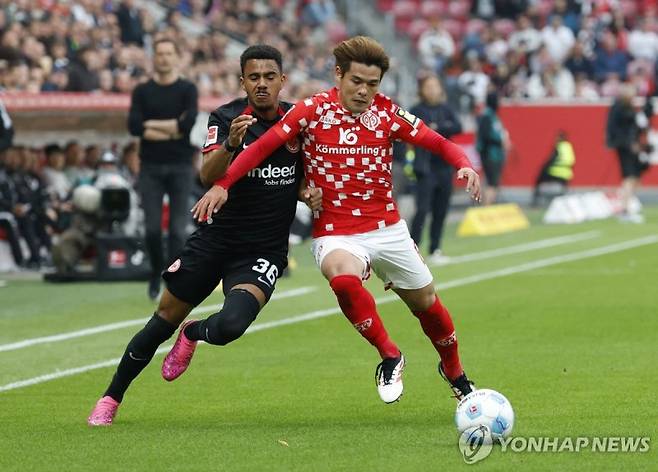 마인츠에서 뛰는 사노 가이슈(오른쪽).연합뉴스