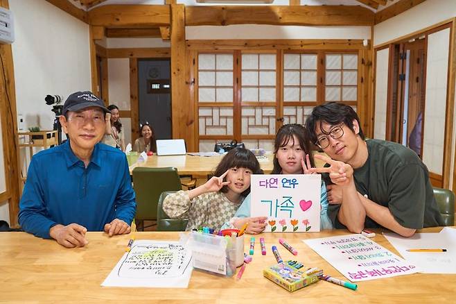 지난 16일 김포아트빌리지에서 김혜란씨의 두 아이와 아버지, 남편이 국악 체험 활동을 하고 있다. 한국문화예술교육진흥원 제공