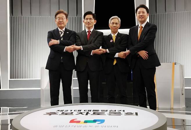 23일 저녁 서울 영등포구 KBS본관 스튜디오에서 열린 중앙선거방송토론위원회 주관 제21대 대통령선거 2차 후보자토론회 시작에 앞서 후보들이 기념사진을 찍고 있다. (왼쪽부터) 이재명 더불어민주당, 김문수 국민의힘, 권영국 민주노동당, 이준석 개혁신당 대통령 후보. 국회사진기자단