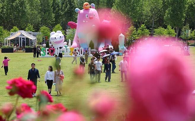 지난 22일 서울 동작구 보라매공원에서 열린 ‘2025 서울국제정원박람회’를 찾은 시민들이 산책을 즐기고 있다. 연합뉴스