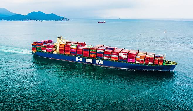 에이치엠엠(옛 현대상선) 소유의 컨테이너 선박이 운항하는 모습. 에이치엠엠 제공