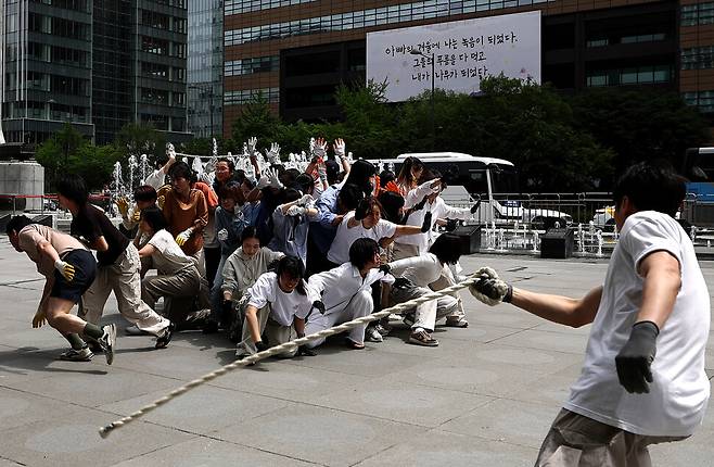 제26회 ‘세계 생물다양성의 날’인 2025년 5월22일 오전 서울 종로구 광화문광장 이순신 동상 앞에서 시민 35명과 전문 무용수 12명 등 총 47명이 다섯 팀으로 나뉘어 ‘자연의 권리’를 몸짓으로 표현하는 ‘공생2’를 선보이고 있다. 2024년에 이어 두 번째로 열린 이번 행사는 국내 보호 지역과 동식물에 법인격(권리능력)을 부여하고 인간과 더불어 안전하게 살아갈 기반을 마련하자는 취지로 기획됐다.