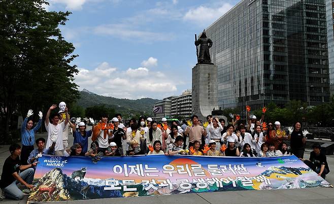 녹색연합 주최로 열린 ‘자연의 권리’를 몸짓으로 표현하는 ‘공생2’에 참석한 시민과 전문 무용수들이 함께 모여 기념사진을 찍고 있다. 2024년에 이어 두 번째로 열린 이번 행사는 국내 보호 지역과 동식물에 법인격(권리능력)을 부여하고 인간과 더불어 안전하게 살아갈 기반을 마련하자는 취지로 기획됐다.
