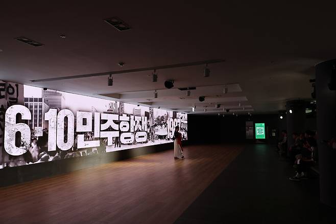 2025년 6월10일 개관하는 민주화운동기념관 신관에서는 주말마다 파노라마 영상을 배경으로 무용수가 투쟁의 날들을 표현하는 특별 도슨트가 진행된다.