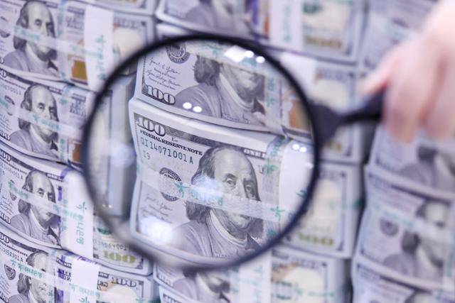 도널드 트럼프 미국 대통령의 감세 여파로 미국 주식과 국채, 달러가 동시에 투매되는 셀 아메리카(Sell America) 현상이 일어나고 있다. 25일 서울 중구 하나은행 위변조대응센터에 쌓여 있는 100달러 지폐. 뉴스1