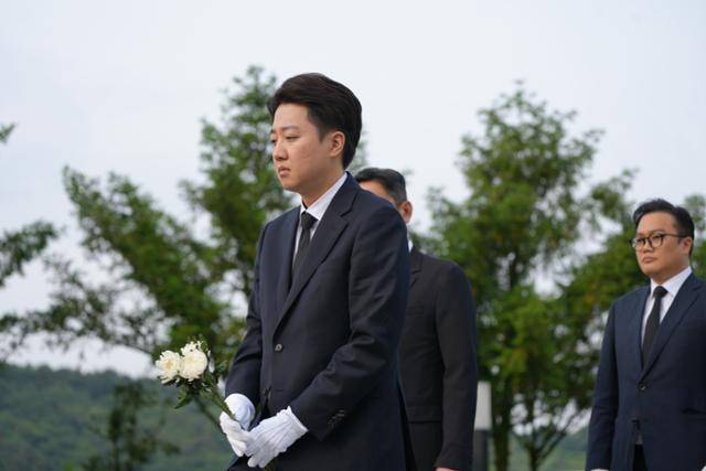 이준석 개혁신당 대통령 후보가 고 노무현 전 대통령 16주기인 23일 오전 경남 김해시 봉하마을 노 전 대통령 묘역을 찾아 참배하고 있다. 뉴스1