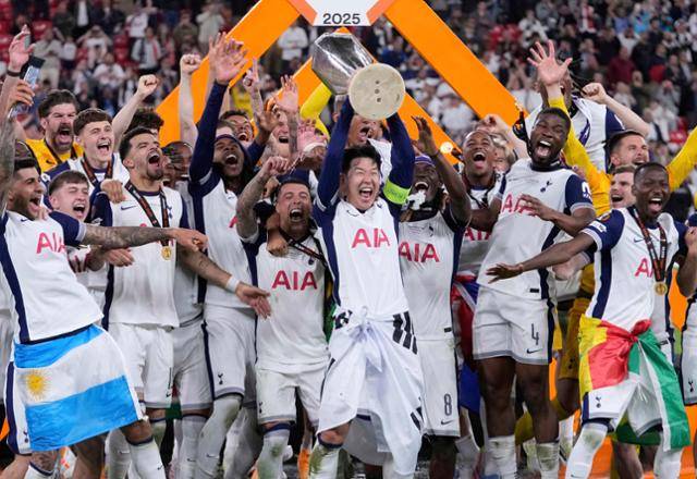 토트넘의 손흥민이 22일(한국시간) 스페인 빌바오의 산 마메스 경기장에서 열린 맨체스터 유나이티드와 2024~25시즌 유럽축구연맹(UEFA) 유로파리그(UEL) 결승전에서 승리한 뒤 우승 트로피를 들고 동료들과 기뻐하고 있다. 빌바오=AP 연합뉴스