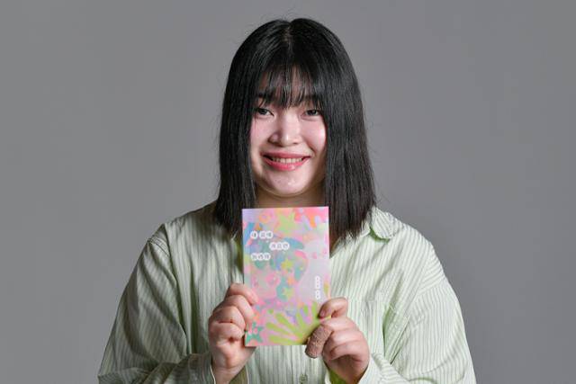 고선경 시인은 첫 산문집 '내 꿈에 가끔만 놀러와'의 '나가는 글'에 "너무도 찰나여서 영원에 가까운, 반짝반짝 허무한 나의 이십대. 이것을 여기에 남겨두기로 한다"고 썼다. 남동균 인턴기자