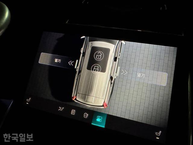 더 뉴 에스컬레이드는 파워 오픈·클로즈 기능이 적용돼 차문에 있는 버튼이나 디스플레이를 통해 자동으로 문을 여닫을 수 있다. 오지혜 기자