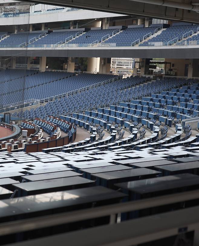 <yonhap photo-5635="">31일 오후 경남 창원시 마산회원구 창원NC파크 전경. 한국야구위원회(KBO)는 최근 창원NC파크에서 발생한 외장 마감 자재 낙하 사고와 관련해 오는 4월 1일부터 창원NC파크에서 열릴 예정이던 NC-SSG를 연기한다고 밝혔다. 2025.3.31 [연합뉴스]</yonhap>