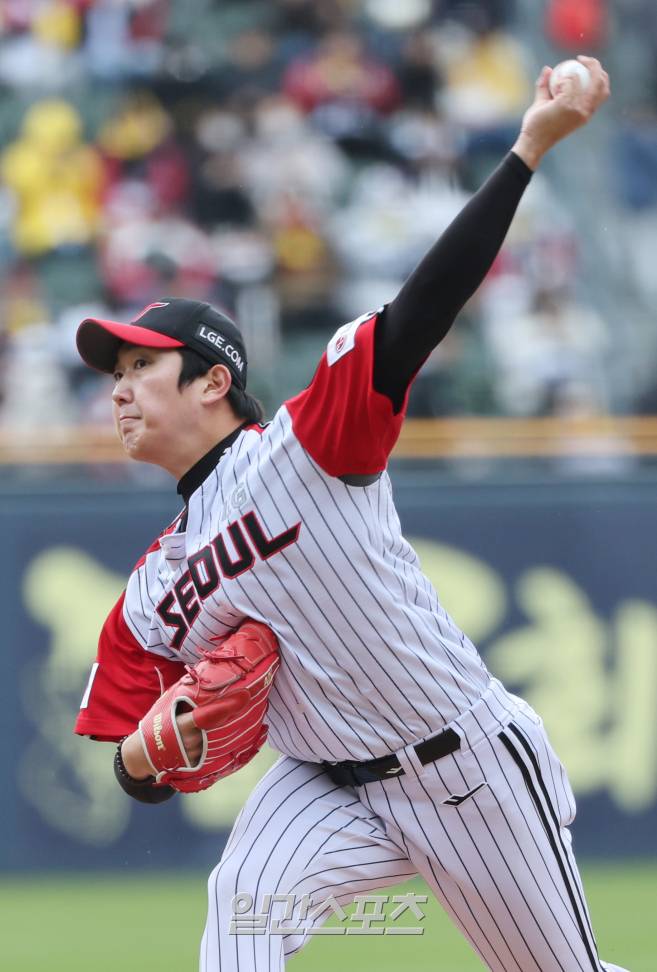 LG 트윈스를 대표하는 토종 선발인 손주영의 피칭 모습. IS 포토