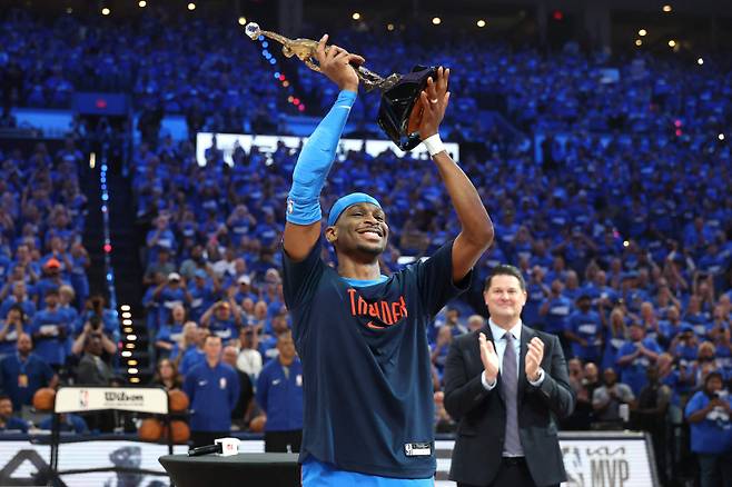 <yonhap photo-3014=""> OKLAHOMA CITY, OKLAHOMA - MAY 22: Shai Gilgeous-Alexander #2 of the Oklahoma City Thunder accepts the MVP Michael Jordan Trophy prior to a game against the Minnesota Timberwolves in Game Two of the Western Conference Finals of the 2025 NBA Playoffs at Paycom Center on May 22, 2025 in Oklahoma City, Oklahoma. NOTE TO USER: User expressly acknowledges and agrees that, by downloading and or using this photograph, User is consenting to the terms and conditions of the Getty Images License Agreement. Matthew Stockman/Getty Images/AFP (Photo by MATTHEW STOCKMAN / GETTY IMAGES NORTH AMERICA / Getty Images via AFP)/2025-05-23 09:50:25/ <저작권자 ⓒ 1980-2025 ㈜연합뉴스. 무단 전재 재배포 금지, AI 학습 및 활용 금지></yonhap>