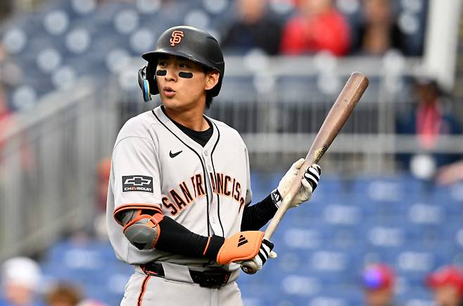 <yonhap photo-4704=""> WASHINGTON, DC - MAY 23: Jung Hoo Lee #51 of the San Francisco Giants reacts after striking out in the first inning against the Washington Nationals at Nationals Park on May 23, 2025 in Washington, DC. Greg Fiume/Getty Images/AFP (Photo by Greg Fiume / GETTY IMAGES NORTH AMERICA / Getty Images via AFP)/2025-05-24 08:50:40/ <저작권자 ⓒ 1980-2025 ㈜연합뉴스. 무단 전재 재배포 금지, AI 학습 및 활용 금지></yonhap>