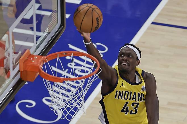 <yonhap photo-5168=""> Indiana Pacers forward Pascal Siakam (43) puts up a shot against the New York Knicks during the second quarter of Game 2 of the NBA basketball Eastern Conference final, Friday, May 23, 2025, in New York. (AP Photo/Adam Hunger)/2025-05-24 12:29:32/ <저작권자 ⓒ 1980-2025 ㈜연합뉴스. 무단 전재 재배포 금지, AI 학습 및 활용 금지></yonhap>