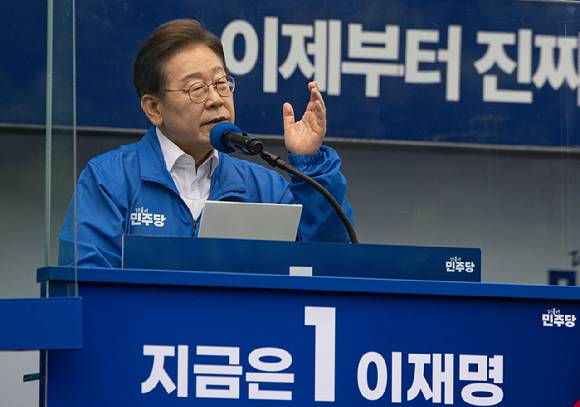 더불어민주당 이재명 대선 후보가 지난 22일 경남 양산워터파크공원에서 열린 집중유세에서 시민들에게 지지를 호소하며 발언하고 있다. 2025.5.22 [사진=연합뉴스]