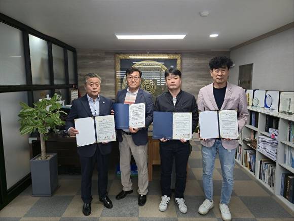 환경운동실천협의회, 하운종합건설, 성도이앤지 관계자들이 ‘지역환경보전 활동 및 윤리경영 캠페인’ 공동 추진을 위한 업무협약(MOU)을 체결하고 있다. [사진=환경운동실천협의회]