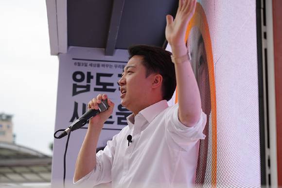 이준석 개혁신당 대선 후보가 24일 수원역 로데오거리에서 유세를 하고 있다. [사진=개혁신당]