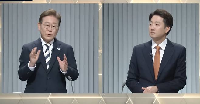 23일, 토론회에서 이재명 대선 후보(왼쪽)와 이준석 대선 후보가 '호텔경제학'을 둘러싼 공방을 이어갔다. (SBS 캡처)