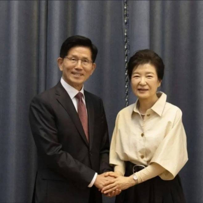 김문수, 박근혜와 악수—보수 결집 메시지