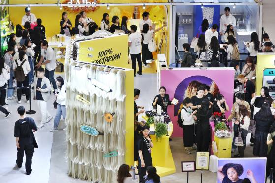 지난해 서울 중구 동대문자인플라자(DDP)에서 열린 '컬리 뷰티 페스타 2024'에서 참관객들이 부스를 둘러보고 있다. 연합뉴스