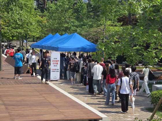 지난 22일 오후 12시30분 성북구 고려대 중앙광장엔 약 1km의 축제 입장 대기 줄이 늘어섰다. 학생들은 재학생 전용 공간인 ‘고대생존’에 들어가기 위해 학생증 검사를 한 뒤 입장했다, 박종서 기자