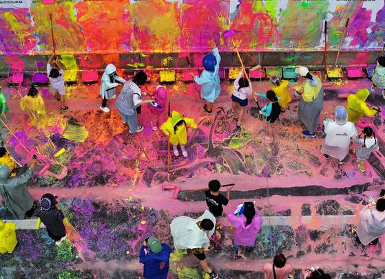 지난해 5월 26일 강원 춘천시 중앙로 일원에서 열린 춘천 마임축제 개막식 '물의 도시; 아수라장'에서 어린이들이 물감 놀이를 하며 행사를 즐기고 있다. [연합뉴스]