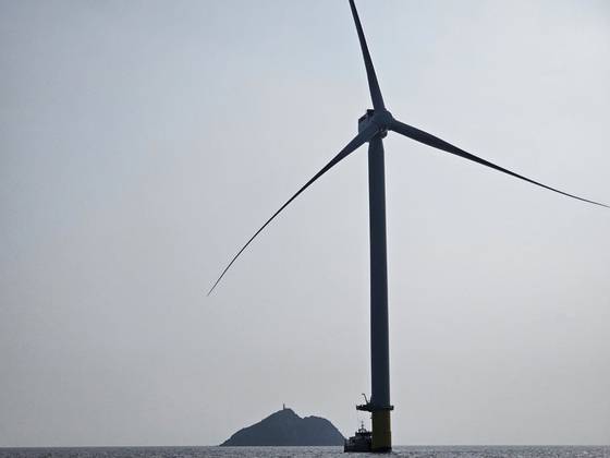 전남 신안군 해역에 세워진 해상풍력단지 전경. 최경호 기자