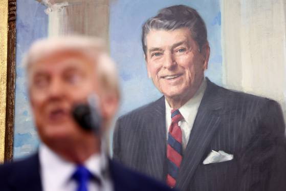 지난 5일(현지시간) 미국 워싱턴 DC 백악관 집무실에서 도널드 트럼프(왼쪽) 미국 대통령 뒤로 로널드 레이건의 초상화가 보인다. EPA=연합뉴스