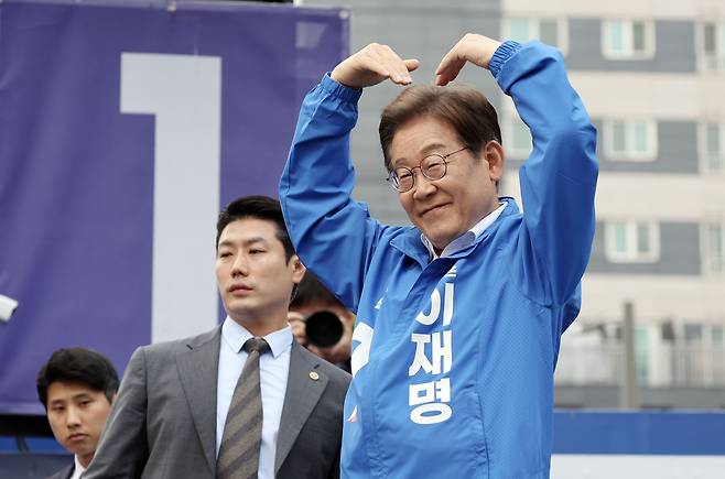 이재명 더불어민주당 대선 후보가 24일 오후 경기도 시흥시 아브뉴프랑스센트럴광장에서 유세하고 있다. 김성룡 기자