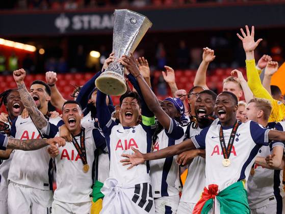 21일(현지시간) 토트넘 홋스퍼의 손흥민이 유로파 리그 결승전에서 승리한 후 팀원들과 함께 트로피를 들어 올리고 있다. 로이터=연합뉴스