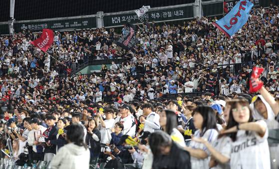 22일 부산 사직야구장 롯데와 LG 경기. 팬들이 롯데의 선전에 열광하고 있다. [연합뉴스]