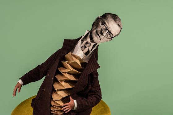 영상 속 배우가 쇼스타코비치 가면을 쓴 모습. [사진 GS아트센터]