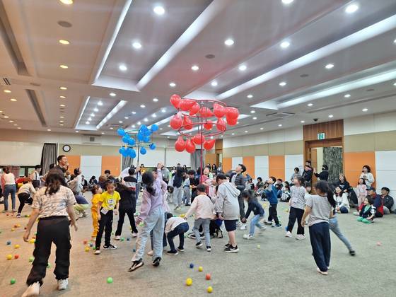 지난 10일 경기도 입양의 날 행사에서 아이들이 즐거운 시간을 보내고 있다. [사진 경기도]