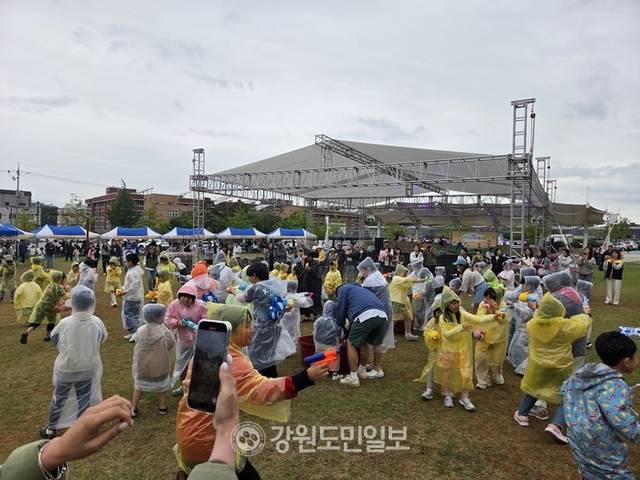 ▲ 24일 원주문화원과 중앙근린공원에서 열리고 있는 제2회 원주시 꿈이룸 한마당에 참여한 아이들이 물총놀이를 즐기고 있다. 권혜민