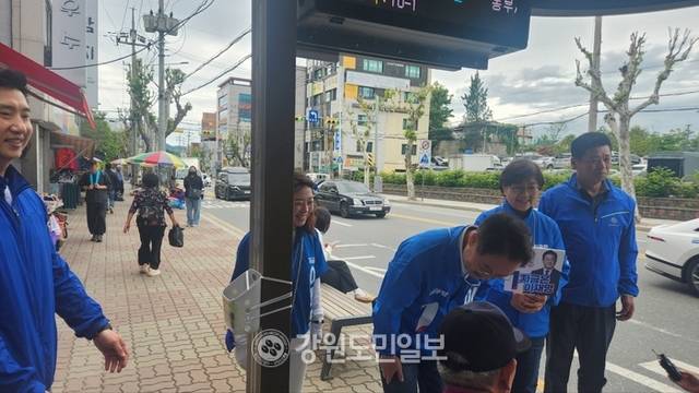 ▲ 정은경 더불어민주당 선대위 공동총괄선대위원장과 허영 국회의원이 24일 춘천 중앙시장 인근 버스 정류장에서 시민들을 만나 이재명 후보 지지를 호소하고 있다.