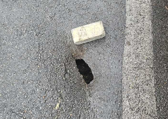 ▲ 24일 오후 2시 37분쯤 원주시 단계동의 한 도로에서 지름 10cm, 깊이 약 50cm의 땅 꺼짐(싱크홀)이 발생했다. 강원소방본부 제공