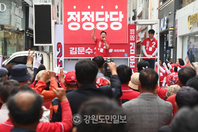 ▲ 춘천 출신 국민의힘 진종오(비례) 국회의원이 24일 춘천 명동과 지하상가를 방문해 김문수 대선 후보에 대한 지지를 호소하고 있다. 방도겸 기자