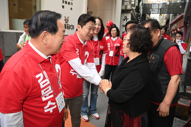 ▲ 국민의힘 진종오(비례) 국회의원이 24일 춘천 명동을 찾아 지지자와 약수하고 있다. 방도겸기자