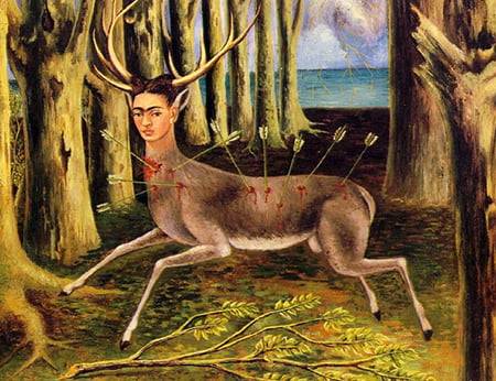 프리다 칼로의 '상처입은 사슴'. 자신의 얼굴과 사슴의 몸을 결합한 이 작품은 어떻게 보면 초현실주의로도 볼 수 있다. 앙드레 브르통 등 유럽의 초현실주의자들이 그녀를 초현실주의자로 분류했던 이유다. 하지만 칼로는 이런 분류를 매우 싫어했다. "나는 내가 처한 현실을 그대로 그렸을 뿐"이라는 게 칼로의 설명이었다. 이는 남미 특유의 현실과 환상이 뒤섞인 분위기, 그리고 이를 그대로 표현하는 '마술적 리얼리즘'과도 연결된다.