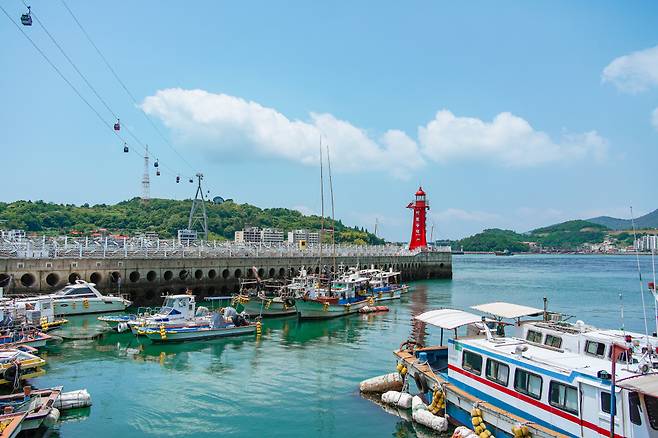 빨간 등대가 인상적인 종포해양공원.