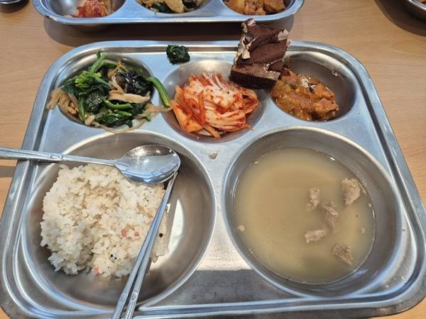 Seaweed soup without seaweed is served in a student’s lunch tray at a middle school in Daejeon on April 7. (X)