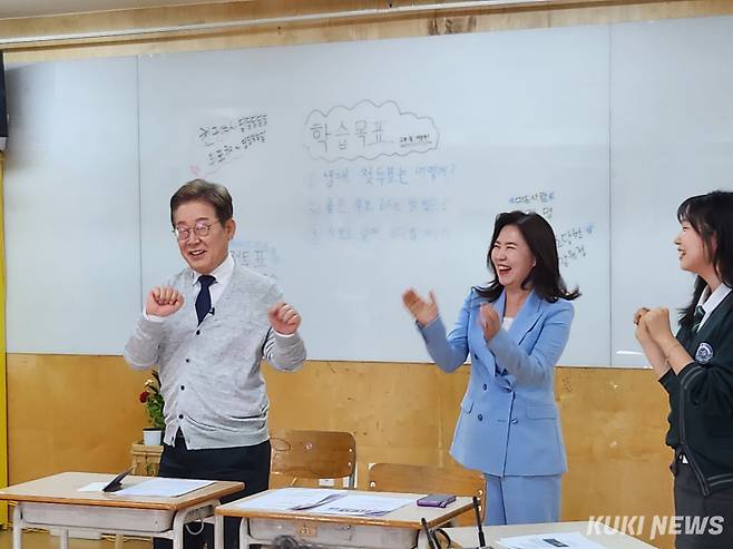 이재명 더불어민주당 대선 후보가 24일 경기 부천시 한 대안학교에서 고등학교 3학년 학생들과 챌린지를 진행했다. 권혜진 기자