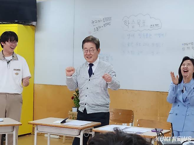 이재명 더불어민주당 대선 후보가 24일 경기 부천시 한 대안학교에서 고등학교 3학년 학생들과 챌린지를 진행했다. 권혜진 기자
