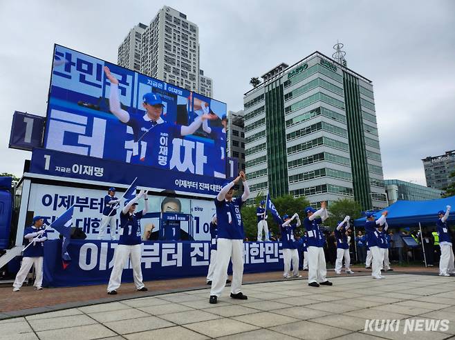 24일 경기 안양시 동안구 평촌중앙공원에서 이재명 더불어민주당 대선 후보의 집중 유세가 진행됐다. 권혜진 기자