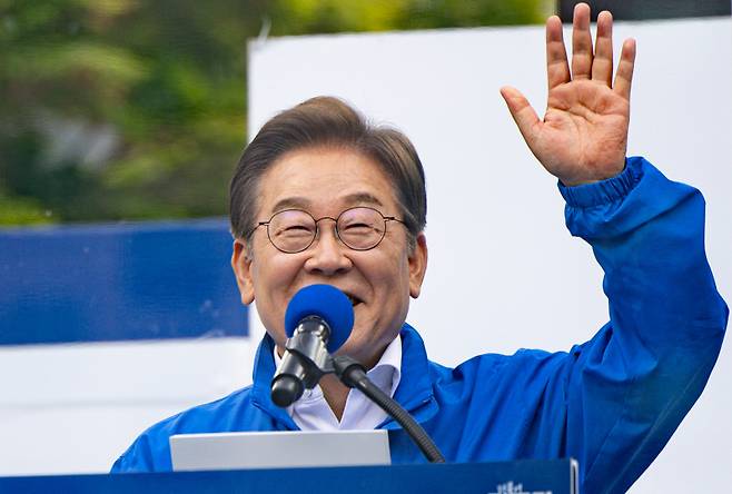 이재명 더불어민주당 대선 후보가 24일 경기 시흥시 배곧아브뉴프랑센트럴광장에서 열린 유세에서 시민들에게 인사하고 있다. 연합뉴스