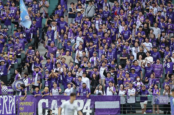 승격팀 안양 관중들. 한국프로축구연맹 제공
