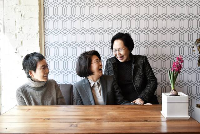 최근 배우 박정자(오른쪽)가 가까운 지인 150여명에게 ‘박정자의 마지막 커튼콜’이란 부고장을 보냈다. 사진은 박 배우가 지난 2017년 아동극 ‘엄마 이야기’의 연출가 한태숙, 예술감독 김숙희씨와 함께한 모습. 국민일보DB