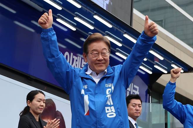 이재명 더불어민주당 대선 후보가 24일 경기 부천시 부천역 북부광장에서 열린 유세에서 시민들에게 인사하고 있다. 연합뉴스