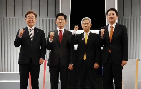 더불어민주당 이재명·국민의힘 김문수·민주노동당 권영국·개혁신당 이준석 대선후보가 23일 서울 영등포구 여의도 KBS 스튜디오에서 열린 제21대 대선 2차 후보자 토론회 시작에 앞서 기념 촬영하고 있다. 연합뉴스